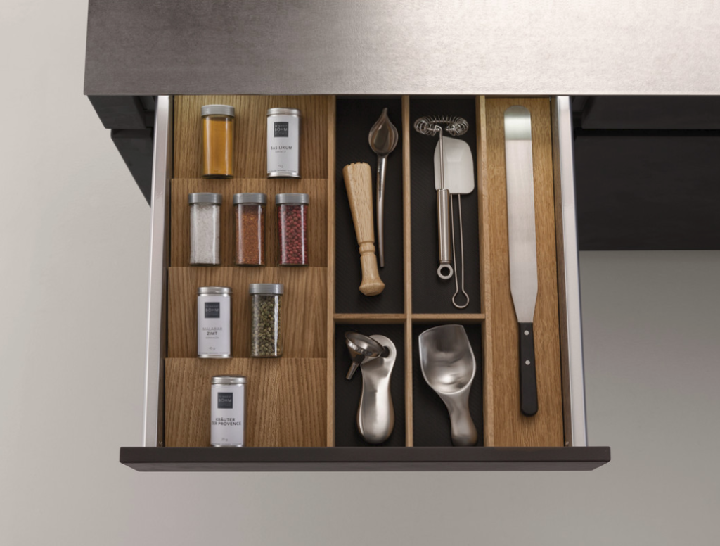 équipement tiroir, bois et boites à épices cuisine Leicht Wels Décoration Antibes
